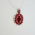 Pendentif baroque rouge et blanc en perles tissées