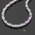 Bracelet ligne en platine serti de diamants taille brillant et taille émeraude à degrés 