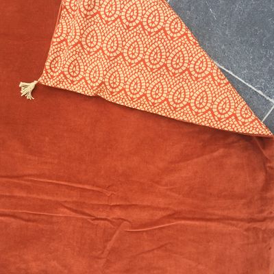 Bout de lit, sofa cover, plaid, mini édredon, jeté de canapé, réversible, velours coton rouille et tissu de sari soyeux+pompons