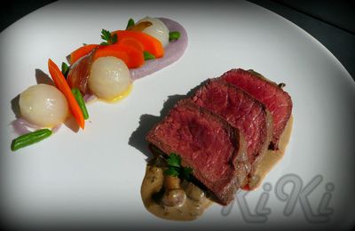 FiLET DE BOEUF, PURÉE DE ViTELOTTE, LÉGUMES CROQUANTS ET SAUCE AUX CHAMPiGNONS