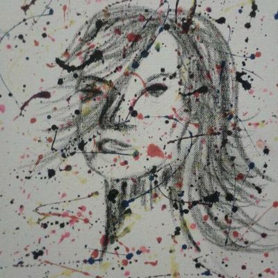 visage fermé sur fond coloré.