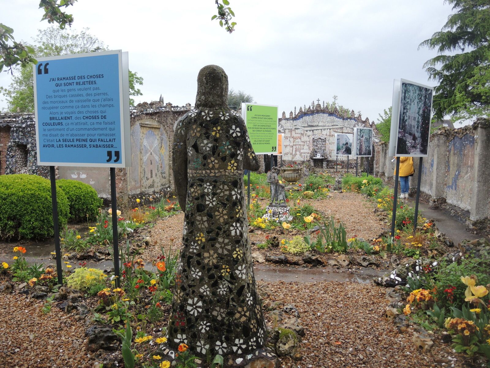 Chartres, Maison Picassiette, le jardin (la statueraie),. (28)