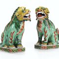 Paire de chiens de Fô en porcelaine polychrome, Dynastie Qing, époque Kangxi (1662-1722)