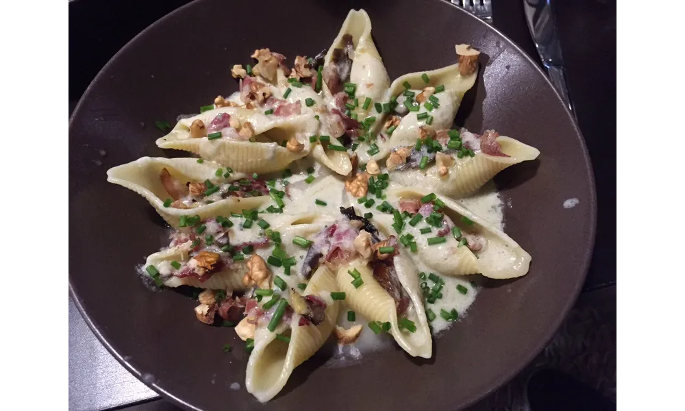 Conchiglionis Farcies Pancetta-Pleurottes-Noix sur un velouté d'asperge et sa crème de roquefort