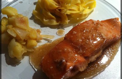 Saumon sauce soja et miel, tagliatelles, pommes et oignons poêlés