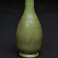 Vase bouteille en grès porcelaineux à couverte céladon. Chine du Sud, XVIII° siècle