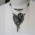 Un collier gris-noir métallique