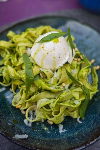 Pâtes fraîches aux oeufs à l'ail des ours, pesto d'ail des ours, burrata