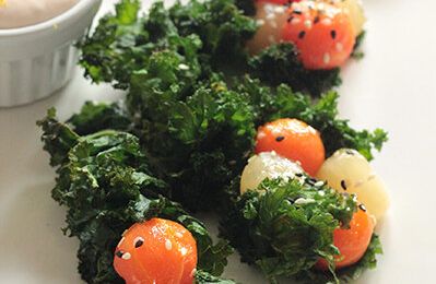 CHOU KALE EN CORNET CROUSTILLANT, BILLES DE LEGUMES AU MIEL ET CREME DE SAUMON