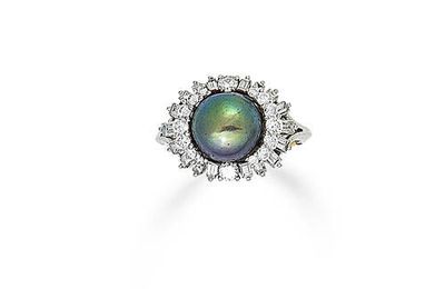 Shopping of natural pearls @ Bonhams
