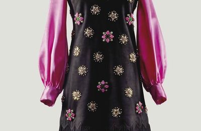 Yves Saint Laurent Haute Couture, automne-hiver 1968-1969. Robe de cocktail en daim brodé de pierreries par la Maison Lesage