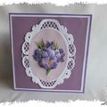 carte romantique et son bouquet de fleurs mauves