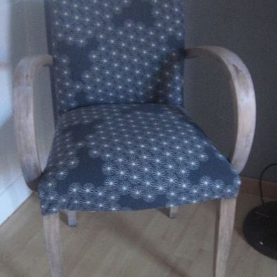 un autre fauteuil de bridge, il attend son frère