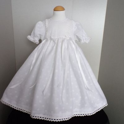 Robe de ceremonie mi longue en coton brodé avec son beguin assorti et son jupon en tulle 