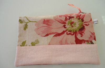 Trousse en lin rose pâle et fleuri