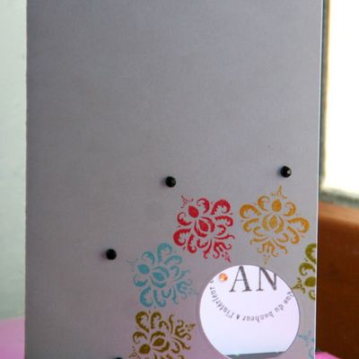 une carte à trou colorée 