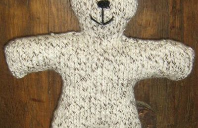 une pelote de laine et des aiguilles à tricoter