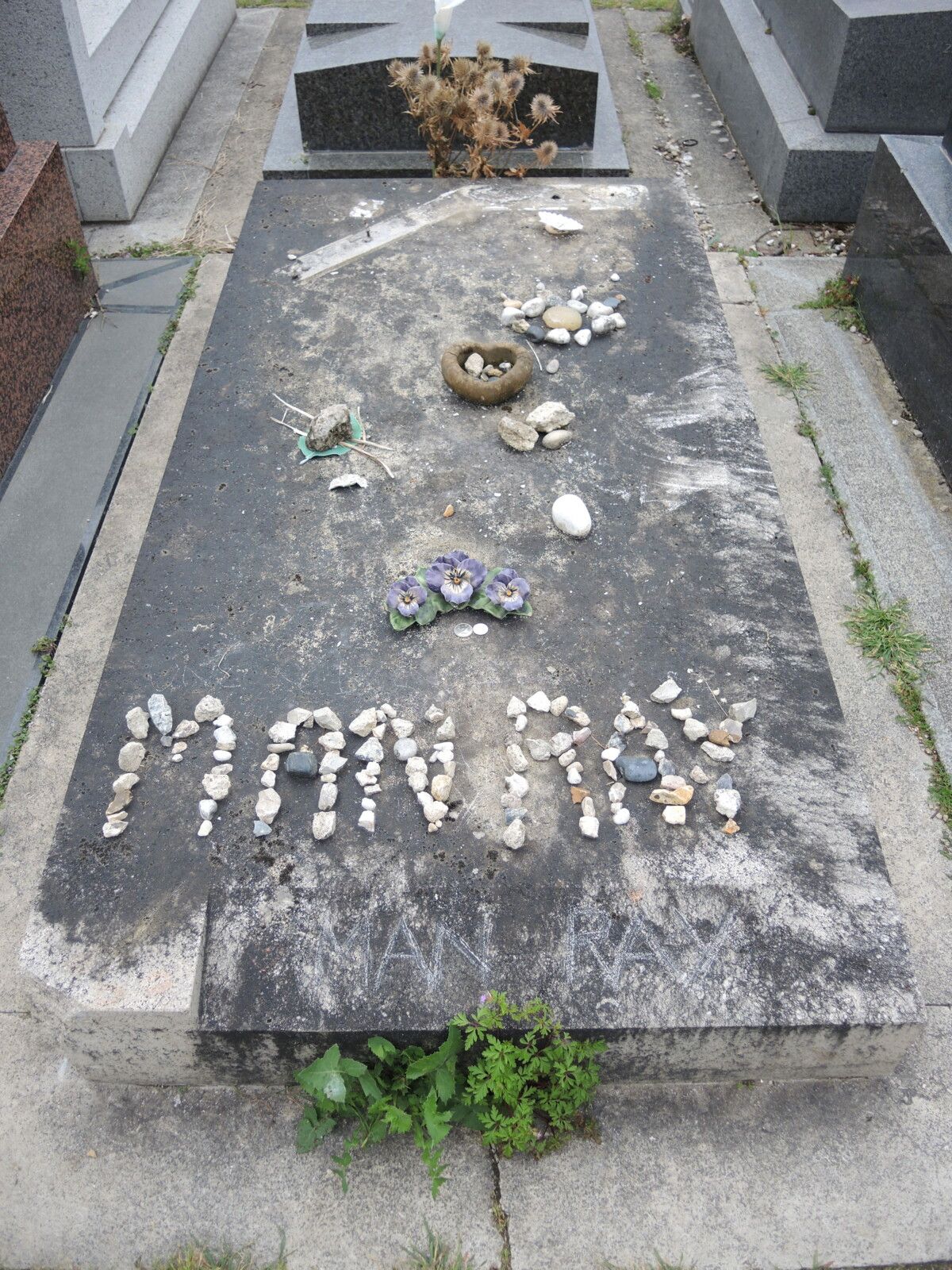 Paris, cimetière Montparnassse, tombe de Man Ray (75)
