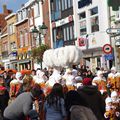 Le défilé de la fête des Louches 2012 vu de la place St anne à Comines Belgique