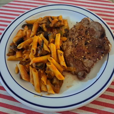 Filet de porc et macaroni à la sauce tomate aux anchois et au zaatar