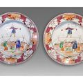 Paire d’assiettes en porcelaine de la famille rose au décor de funambules et jongleurs, Cie des Indes. Chine, dynastie Qing