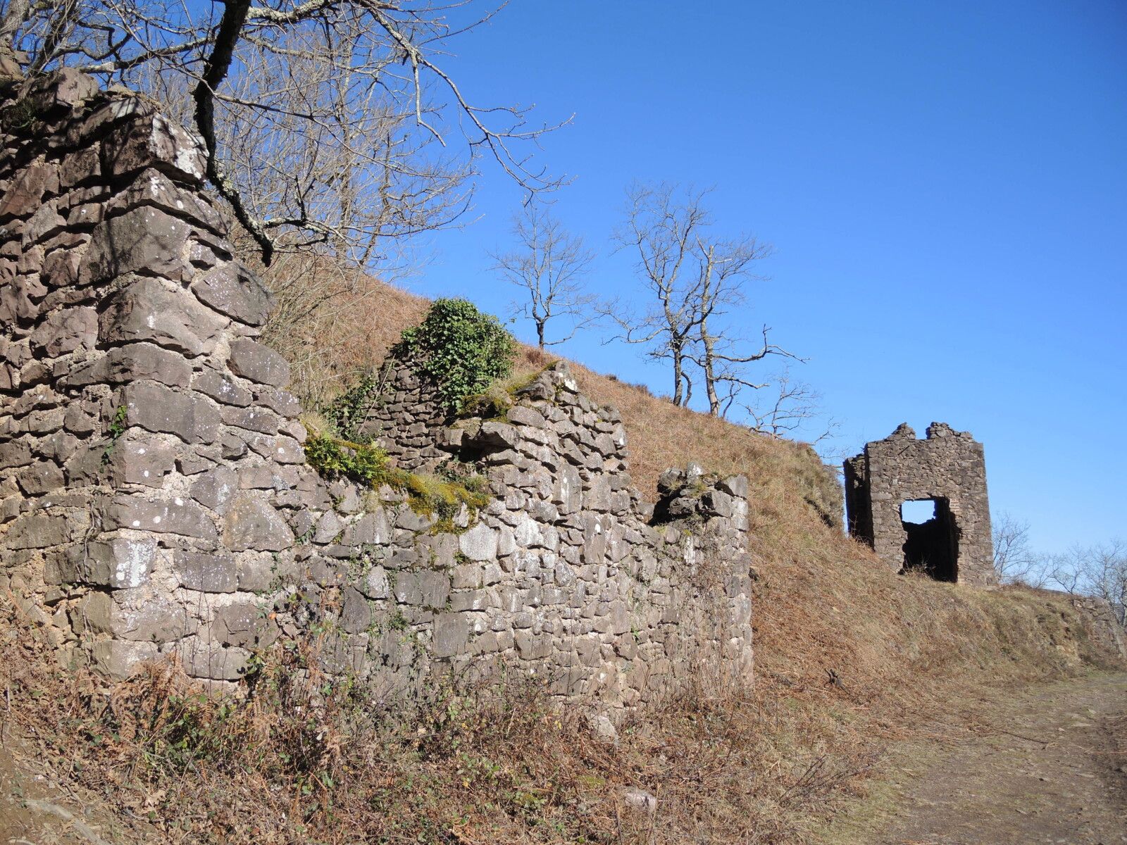 Larla, sentier des mines, ruines (64)
