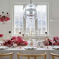 Déco de Noël : une table fleurie et rose comme un bonbon, loin des clichés