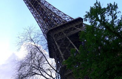 La tour penchée , Paris tour Eiffel