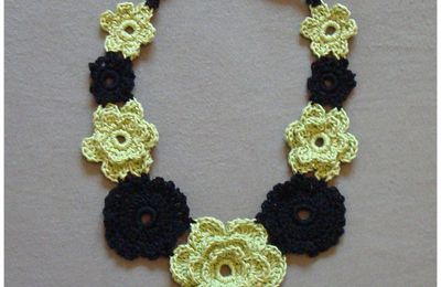 Un collier fleurs anis et noir au crochet