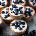 Tartelettes aux myrtilles, crème parfumée à l'amande d'abricot