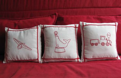 Broderie rouge pour trois coussins