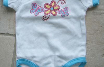 Body manches courtes fleurs et papillons brillants 3 mois ETE  FILLE 1€