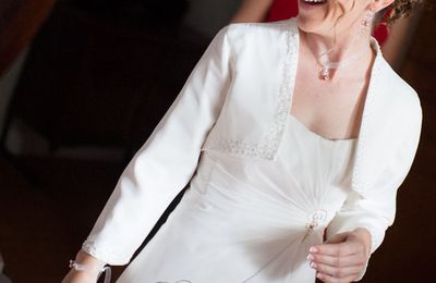  Pendentif mariage Murmure argenté, perles de nacre café et ruban organza sur une belle mariée