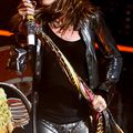 Steven Tyler (Aerosmith) chute de scène ...