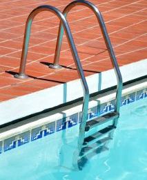 Comment bien choisir son escalier de piscine
