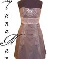 LA ROBE BUSTIER EN SATIN TAUPE ET CREME POUR MARIAGE