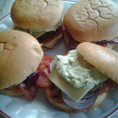 Hamburger maison au bacon et à l'avocat 