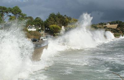 Vagues géantes, littoral en alerte : comprendre les grandes marées en trois questions