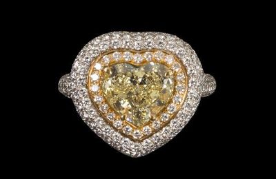 Bague en or gris et or jaune sertie d'un diamant cœur de 2,47ct Fancy yellow