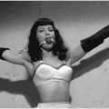 Bettie une femme à la Page aussi attachée qu'attachante
