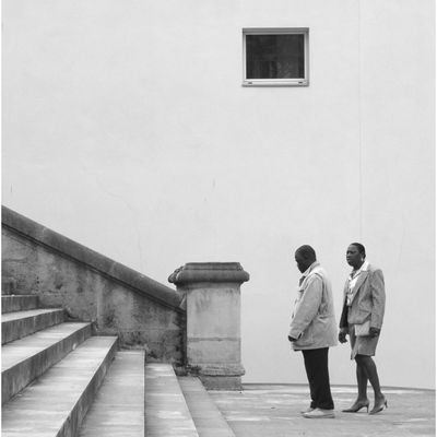 111 - Paris > Parvis de l'église Notre-Dame de la Croix