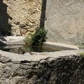 Fontaine et lavoir à Entrechaux dans le Vaucluse