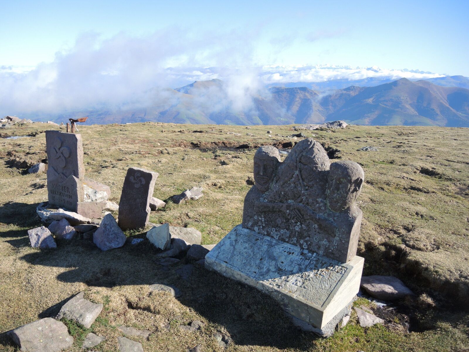 L'Autza, sommet, stèle des montagnards (Espagne)