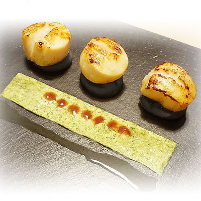 Saint-Jacques sur boudin noir, tapis de sauce au persil, gingembre et pointes de vinaigre à la pulpe de cassis, huile AOC