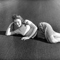 Décembre 1945 West Trip - Road Sitting - Norma Jeane par André De Dienes