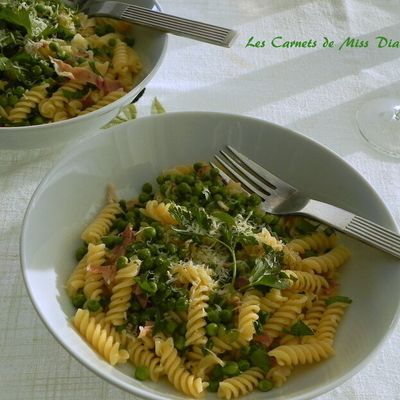 Pâtes au prosciutto et aux pois verts, sans gluten et sans lactose