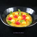 Gaspacho de melon aux framboises et aux pignons caramélisés