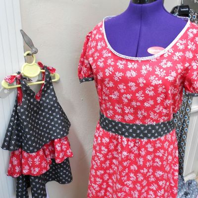 un duo mère fille en rouge et noir