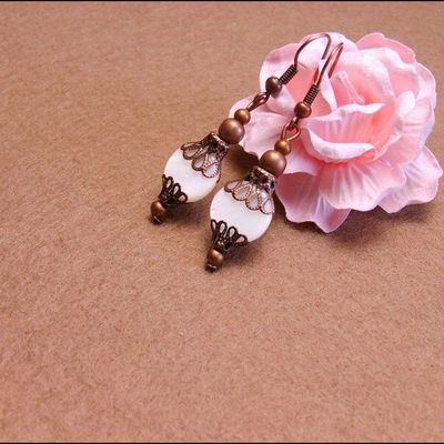 Boucles d’oreilles fantaisie rétro, bijoux créateur, nacre blanche, coupelles fleur cuivre
