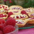 Mini-tartelettes chocolat blanc et coulis de framboises